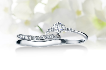 婚約指輪と結婚指輪の明確な違いやセットリングについて紹介