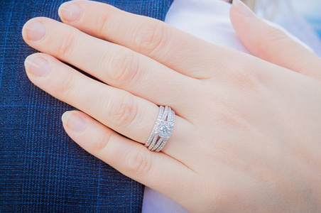結婚指輪はどの指につける？左手薬指でなくてもいいの？