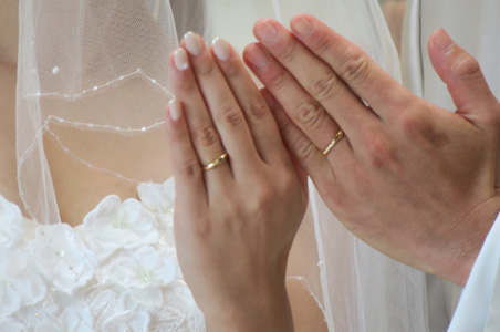 30代の結婚指輪・婚約指輪の相場やデザインとは?